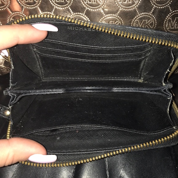 Michael Kors wristlet Black used some wear & tear - Picture 3 of 5